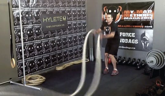 Exercise Battle Ropes Side to SIde Slams