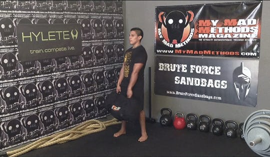 Exercise Sandbag Deadlift Side to Side