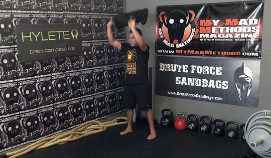 Exercise Sandbag Snatch to Squat